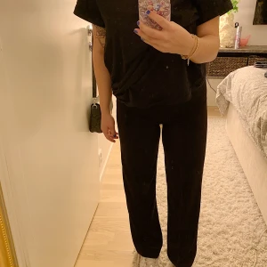 Bikbok byxor - Säljer mina populära bikbok byxor! Dom är i jättebra skick men säljs pga lite för små för mig och ej kommer till användning! Dom är sjukt sköna och sitter som en smäck😍