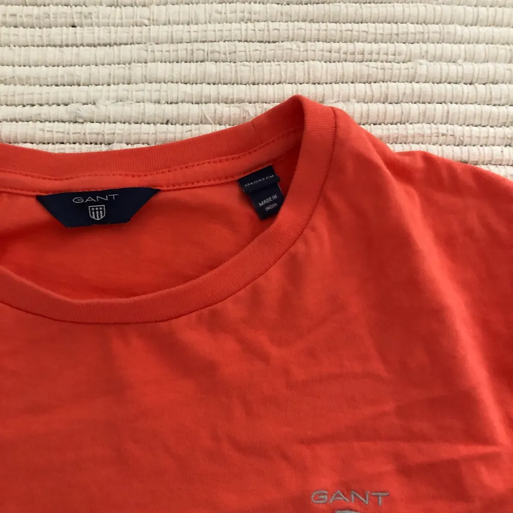 En fin aprikos färgad Gant t-shirt. Säljer den pga att den är för liten för mig. Strl till 11-12 år men passar för dig som har XS. Fraktkostnad ingår 🧡🧡🧡. T-shirts.