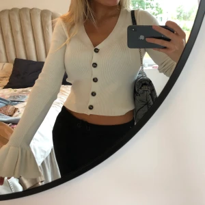 Kofta - Säljer denna fina kofta i storlek M! Säljer för 165kr(frakten ingår i priset) 