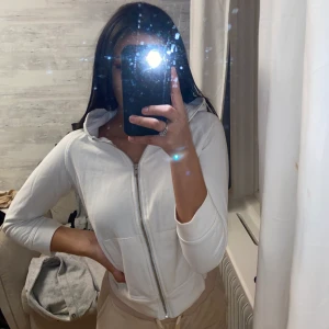 Vit hoodie med dragkedja - Tröja ifrån lager 157. Barnstorlek men passar