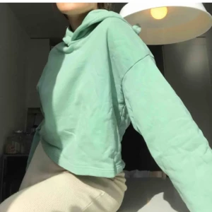 Sjukt snygg tjocktröja i nyskick! - Galet fin färg för att liva upp hösten lite! Perfekt passform och jättebra skick❤️budgivning vid fler intresserade 💕