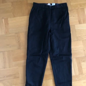 Kostymbyxor i ull - Världens finaste kostymbyxor i ull, har länge varit favoriter. Säljer pga blivit för stora... storlek 40. Frakt tillkommer 