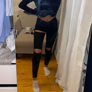 Levis jeans med hål - Levis jeans med egen gjorda hål. Sitter väldigt bra! Storlek 24. Mile High super skinny jeans