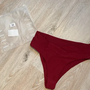 Oanvänd bikiniunderdel från zaful!❤️ - Oanvänd bikiniunderdel från zaful! Ingen prislapp kvar pga jag trodde de skulle användas, endast testade men inte sedan jag tog av lappen! De är i strl s men köpte en bikini innan som var i m därav står det m på påsen som är kvar! Mötes upp i Sthlm ❤️