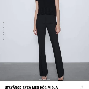 UTSVÄNGD BYXA MED HÖG MIDJA - Säljer tyvärr ett par skit snygga kostym byxor, pga försmå, aldrig använda då jag fick dem i födelsedagspresent.