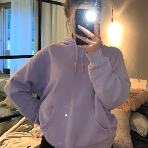 Hoodie - Lila hoodie köpt på Monki💜 storlek M. 