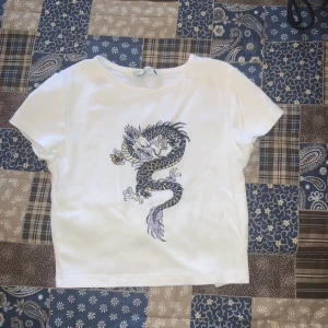 T-shirt med tryck - Säljer denna helt nya crop top då den inte används💕
