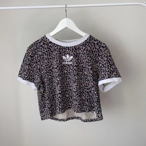 Adidas tröja - En adidas tröja i leopard. Köparen står för frakten.💕buda gärna 💕👌👍