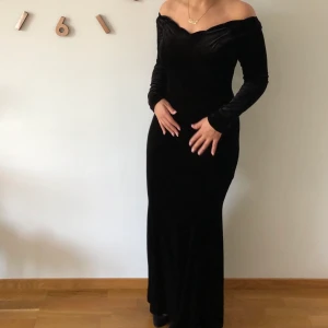 Svart sammet klänning - Fin lång sammet klänning med fina mönster vid bröstet. Klänningen är använt 1 gång. 🦋 (Skriv för fler bilder, kunden står för frakten som summan varierar beroende på plaggens vikt) 