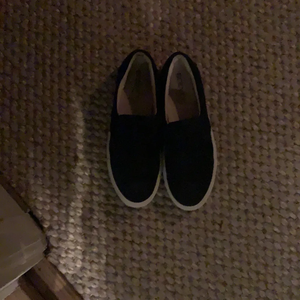 Ett par blåa mocka slip ons i storlek 41 från märket Boemos. Använda ett antal gånger men i väldigt bra skick. . Skor.