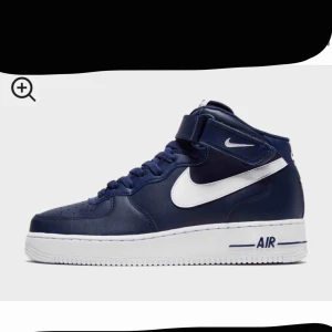  - Ett par Nike air Force 1 mid mörkblå i storlek 40,5! Skitsnygga, helt nya oanvända säljer pga att de var förstora men kan skicka tillbaks så vad kan ni ge, buda i kommentarerna STARTBUD:950kr. + frakt
