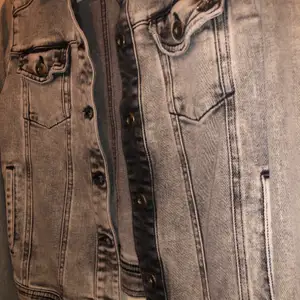 Här har vi en helt ny jeans jacka som är köpt från Nk för några år sen för ca 1000kr. Varför jag säljer denna är för jag inte har använt den samt att den kan komma till användning hos någon annan. Den är snygg och sitter bra på kroppen. 