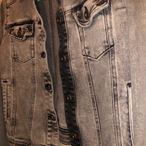 Jeans jacka grå/vit  - Här har vi en helt ny jeans jacka som är köpt från Nk för några år sen för ca 1000kr. Varför jag säljer denna är för jag inte har använt den samt att den kan komma till användning hos någon annan. Den är snygg och sitter bra på kroppen. 