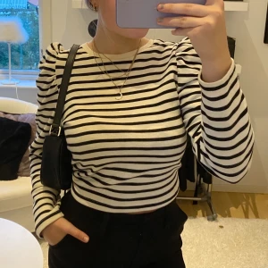 Randig tröja  - En randig tröja med puff på axlarna. Jättefin och skön men använder inte lika mycket länge. Köpte på Zara för 300kr och säljer för 150kr. Köparen står för frakt😊