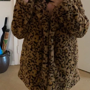 leopard kappa - snygg varm och passar till allt! använd några gånger och inget slitage.