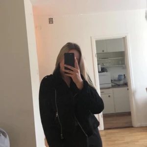 Jacka med päls - Fin jacka från Zara som är sparsamt använd, storlek XS, 70kr + frakt 