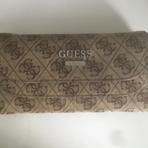 guess plånbok  - den är som helt ny den får plats med många grejer. den är äkta och är köpt från guess🦋