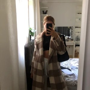 Kappa - Säljer min Gina kappa. Trendig och i jättefint skick. Köparen och jag delar på frakten😊.