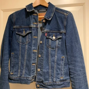 LEVI’S jeansjacka  - Jeansjackan är i ett mycket bra skick , som ny!💖                      Köpte den för 1200kr                                                                    Säljer den eftersom den är förlliten för mig nu...💜                     