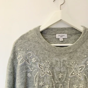 Stickad tröja med pärlor - Stickad tröja från BikBok med broderade pärlor. Knappt använd. Storlek XS (något stor i storleken), kortare modell. ✨ Köparen står för eventuell frakt.☺️
