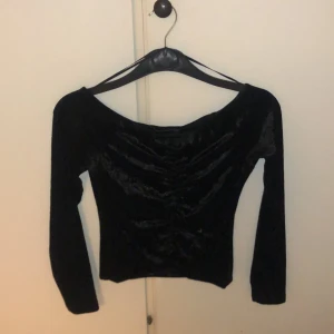 Svart topp  - Svart kort topp från bikbok i sammet! Den är använd Max 3 gånger