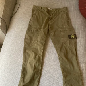 Stone island cargo pants  - Storlek 170, junior patch egentligen men sitter stor patch på! Sytt ett litet hål där bak, inget man tänker på. Mvh