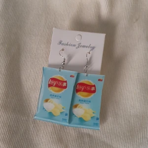 Lays örhängen, helt nya - I sin orginalförpackning