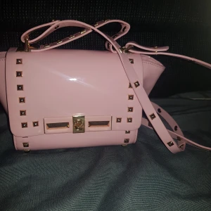 Väska rosa  - Materialet är typ som lack den är helt ny och oanvlnd 100kr 
