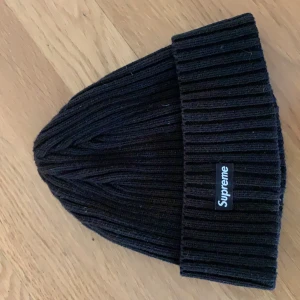 Supreme beanie - Mössa från supreme, köpt 2019. Cond: 5/10. Knappt använd men lite solblekt. Retail ca 300 + shipping