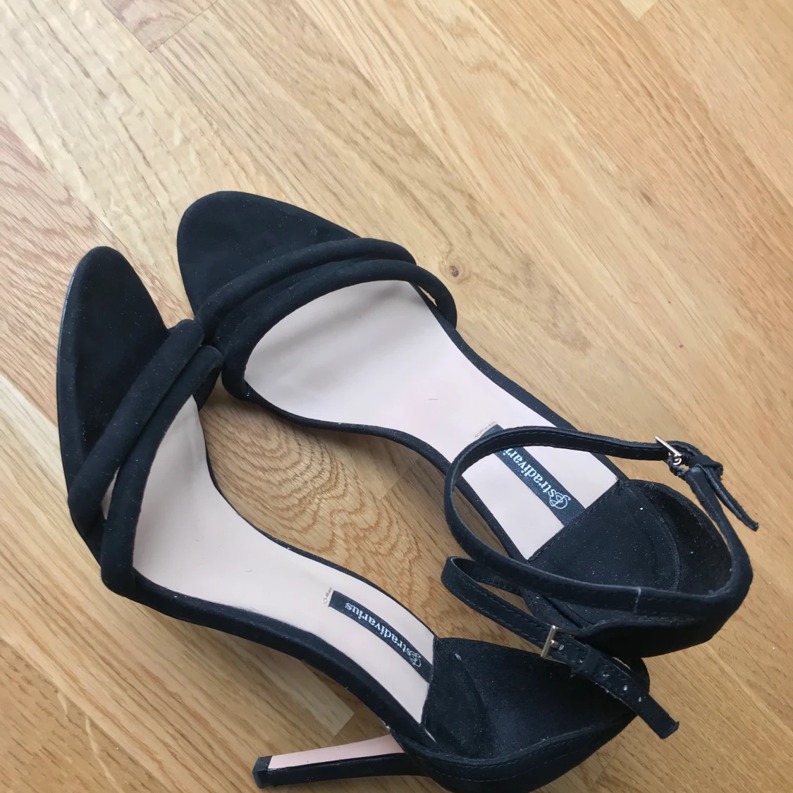 Svarta kläckskor i storlek 37