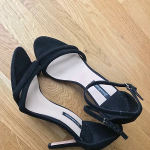 Svarta kläckskor i storlek 37   - Säljer mina svarta klackskor i 37. Använda en gång, nyskick. Säljer pga flytt och darav garderobrensning. Vid köp av flera saker paketpris kan ordnas! Finns i Upplands Väsby annars kan skickas, då köparen står för porto. 