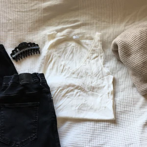 Gulligt linne - Jättegulligt linne i ull som är supermysigt nu till hösten, i en mer cremevit färg och med spets på kanterna. V ringat. Knappt genomskinligt och använt typ 2 gånger innan det blev för litet, storlek M