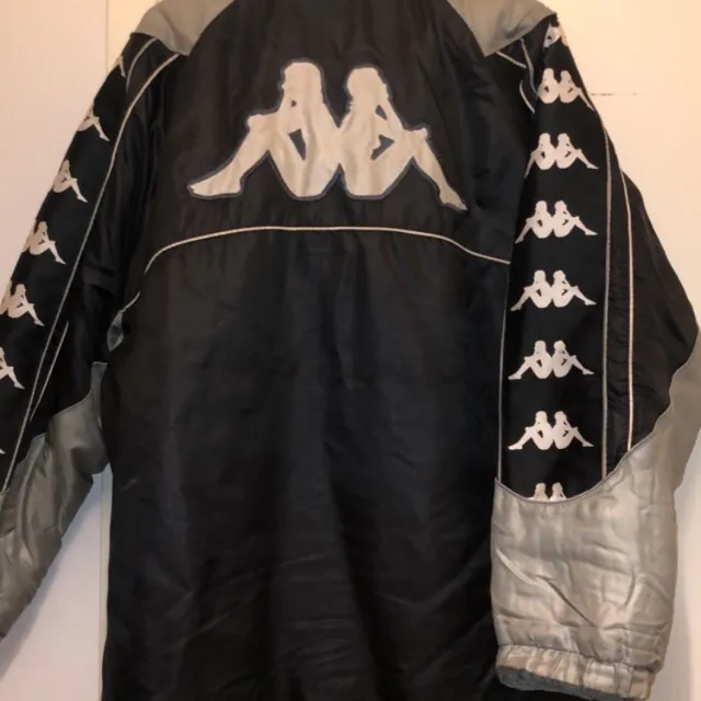 Snygg vintage oversize jacka av märket kappa . Har inte sätt någon annan ha just denna model av jackan . Säljs endast vid ett bra bud . Buden höjs alltid med minst 20kr och det är alltid bud+frakt . Jackor.