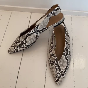 Skor i snakemönster - Sandaler med liten klack. Från märket topshop. Aldrig använda! Strl 38