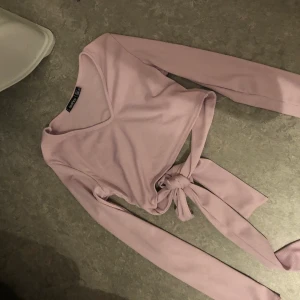 Öppen rygg - Fin ribbad lila tröja som man knyter i ryggen