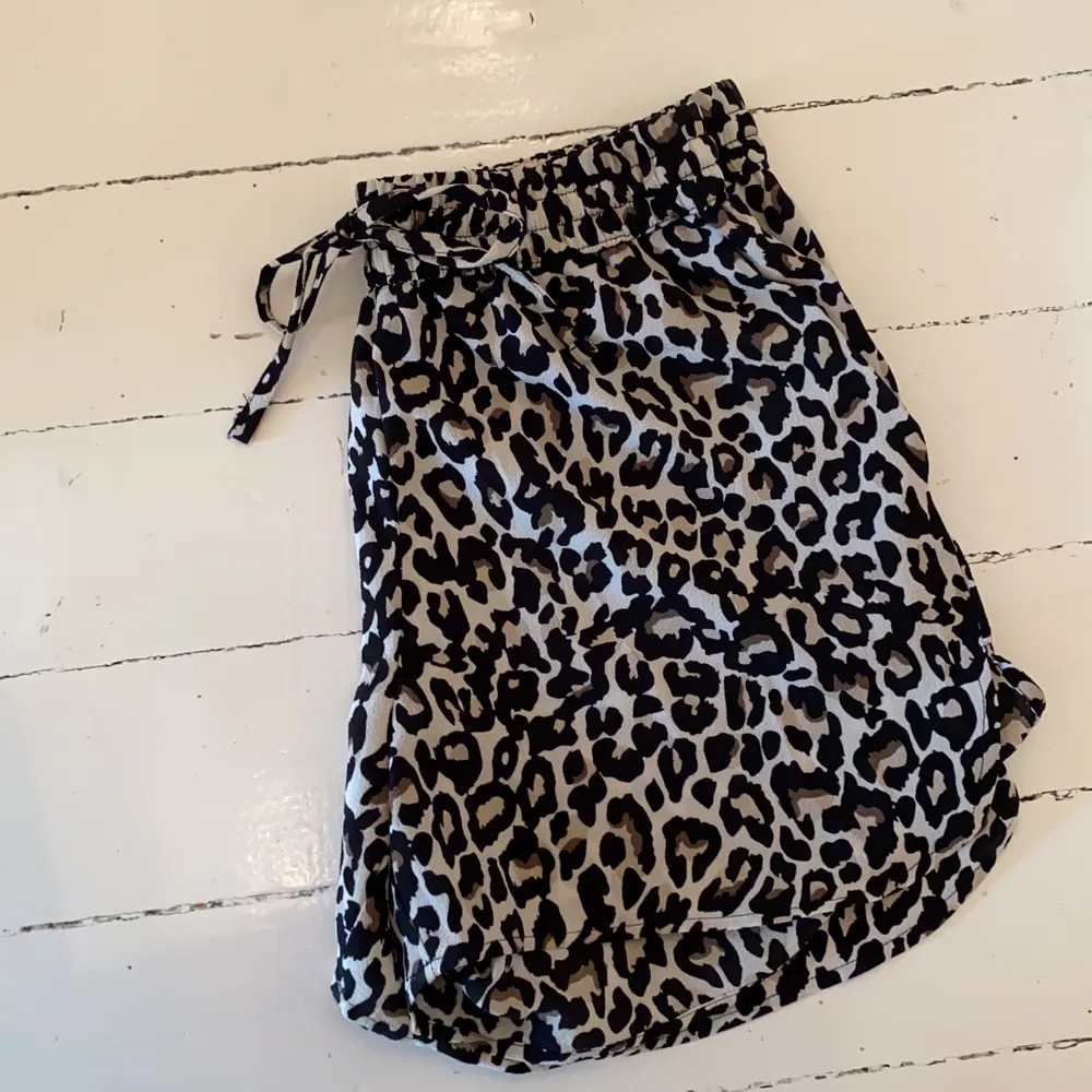 Sköna leopard shorts med resor och knyt i midjan. Från märket vero moda. Strl S. Shorts.
