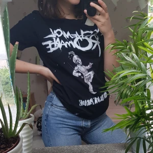 My chemical romance tshirt från HOT TOPIC  - My chemical romance tröja köpt på HOT TOPIC i Kanada. Säljer pga att jag har slutat lyssna på artisten. I bra kondition. Aldrig använd. Storlek Small men passar även M.