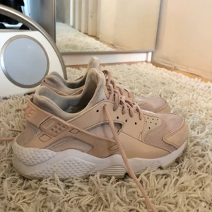Nike Huarache  - Nike skor i en rosa/beige färg, strl 41 men är liten i storleken så passar bäst för strl 40 säkert strl 39 också, kartongen finns tyvärr inte kvar, nypris runt 1100kr men sälj för 300 pga använda men är ändå i bra skick, kan fraktas, frakt ingår ej i priset