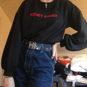 Svart tröja - Missguided - Svart tröja från Missguided i stl. 34 med röd text. 55kr +frakt. :) 