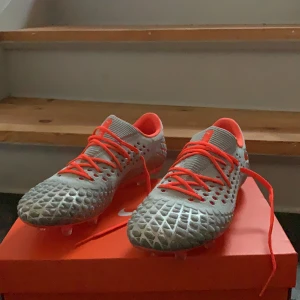 PUMA Future 4.1 Netfit FG/AG Anthem - Säljer dessa fotobollskor från PUMA, superbra skick då dom bara är använda 1 gång. Gråa skorsnören ingår. Säljer pga dom blivit för små, storlek EUR 42 men är sann till storlek. Frakt tillkommer på 63 kr (spårbar). Nypris 2000:- Mitt pris 1000:- BVSA  