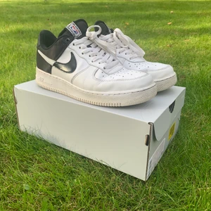 Nike Air Force 1 NBA - Fina airforces med NBA detaljer, använda hyfsat mycket men ser fina ut ändå! Storlek 42 EUR. Budgivningen börjar på 300