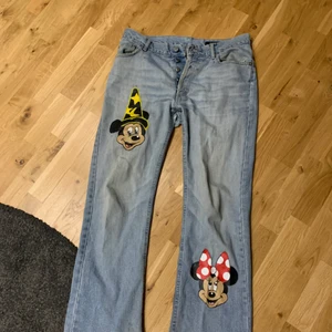 Musse pigg custom  - Målat med vattenfast färg anpassad för tyg, 34 i midja 