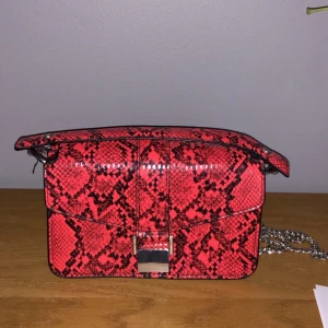 Orm väska - Lite mindre väska från Zara som är köpt för ett tag sen men aldrig använd så verkligen ny skick! Har en lång kedja men kan göras kortare.