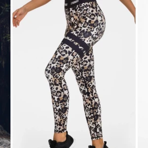 Stronger tights - Säljer mina snygga tights från stronger. De är endast använda en gång så de är som nya. De är i storlek S, köp direkt för 400kr spårningsbar frakt ingår!