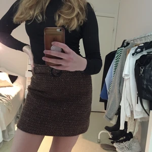 Stickad kjol - Så cool kjol som ser väldigt vintage ut. Den är stickad med en underkjol under och perfekt nu inför hösten och vintern då den är lite varmare. Storlek 40 men passar mig som är 38 också och skulle säga till strl 42 då man kan spänna midjan själv. Så snygg! 