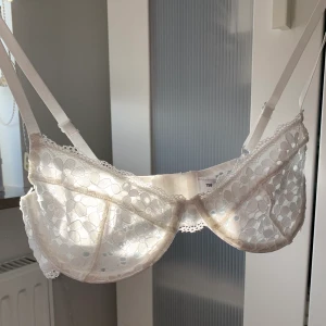 Spets-BH - Säljer denna superfina bh-n som jag nyss köpt på NA-KD då den tyvärr var för liten. Endast använd 1 gång, Storlek 75B. 