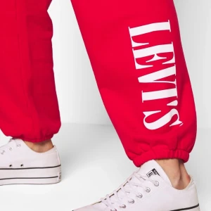 Levi’s sweatpants  - Ett par ascoola, oanvända, röda byxor från Levi’s. Liten i storleken. Köpta för 699kr. Budet börjar på 350.💗✨