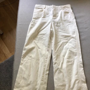 Vida vita jeans Stl 38 - Helt oanvända supersnygga cremevita jeans. Vid model och sjukt bekväma sänder då de är lite stora på mig. 