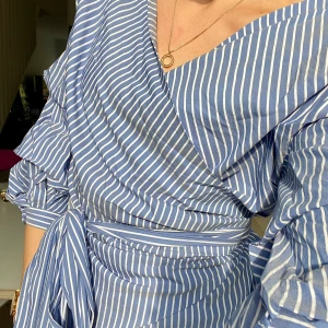 Supersnygg randig topp - Säljer denna jätte fina topp från Zara, endast använd 1 gång. Köparen betalar frakt. 