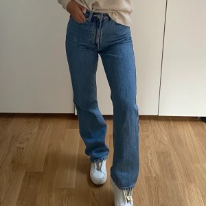 Weekday Rowe jeans 24/30 - Straight jeans, raka i modellen från weekday i modellen rowe. Endast använda 2 gånger så dom är toppskick!! Frakten ingår INTE i priset utan tillkommer på 63kr, skickar endast spårbart! Ställ frågorna INNAN du skriver ”köper”!! Kontakta endast vid seriöst intresse. 